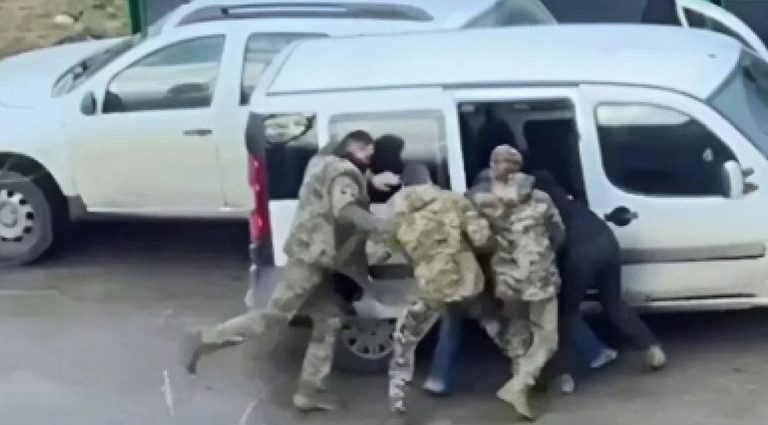 UCRANIANOS REAGEM CONTRA A CONSCRIPÇÃO FORÇADA UCRANIANOS REAGEM CONTRA A CONSCRIPÇÃO FORÇADA