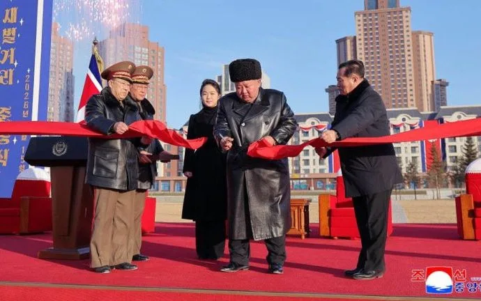 KIM JONG-UN HOMENAGEIA SOLDADOS NO NOVO DISTRITO