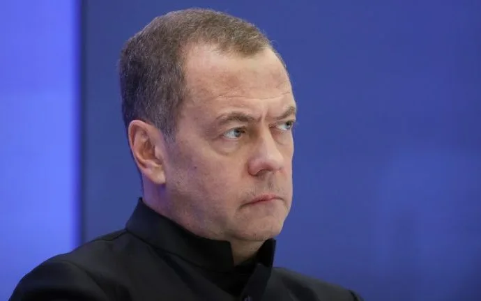 Medvedev Ameaça Resposta Nuclear se NATO Fornecer Armas a Ucrânia