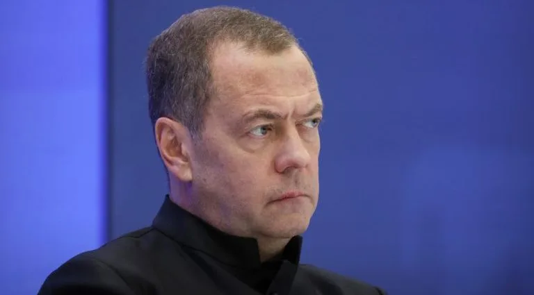 Medvedev Ameaça Resposta Nuclear se NATO Fornecer Armas a Ucrânia