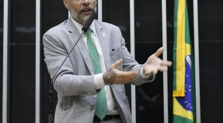 Deputado Lança Projeto de Lei para Combater Racismo Contra Brasileiros no Exterior