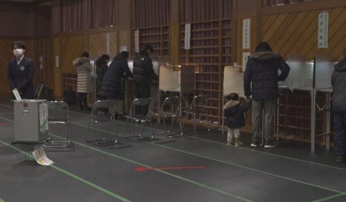 ELEITORES JAPONESES VOTAM EM MEIO À NEVE RECORD