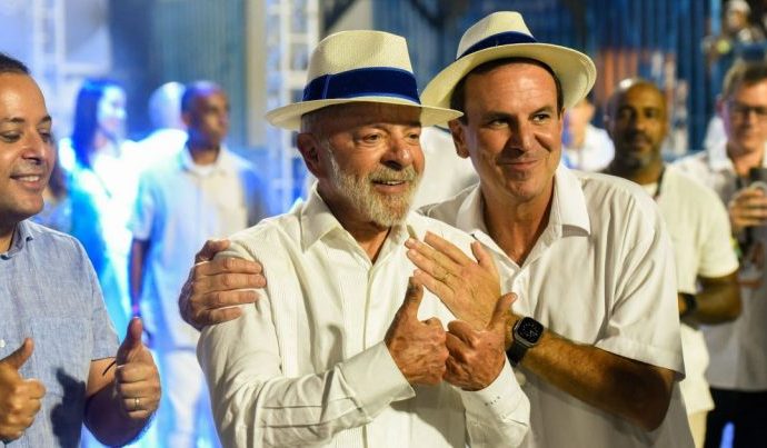 DESFILE SOBRE LULA: GOVERNO NEGA INFLUÊNCIA E CITA BENEFÍCIOS DESFILE SOBRE LULA: GOVERNO NEGA INFLUÊNCIA E CITA BENEFÍCIOS