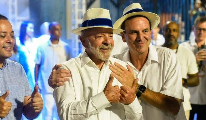 DESFILE SOBRE LULA: GOVERNO NEGA INFLUÊNCIA E CITA BENEFÍCIOS