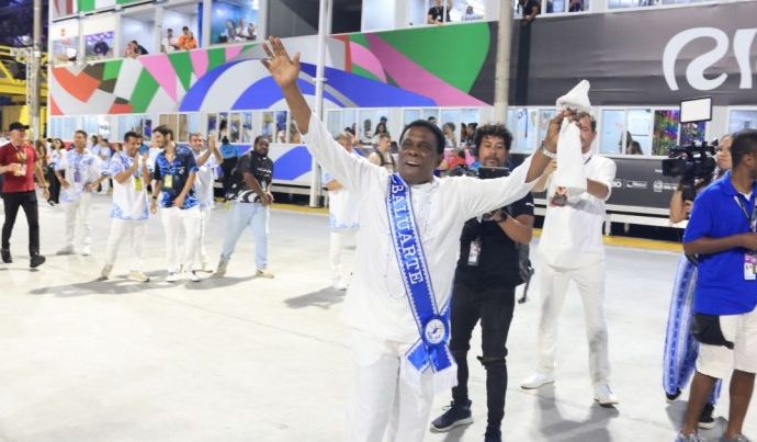 BEIJA-FLOR TRANSFORMA DESFILE EM CELEBRAÇÃO CULTURAL