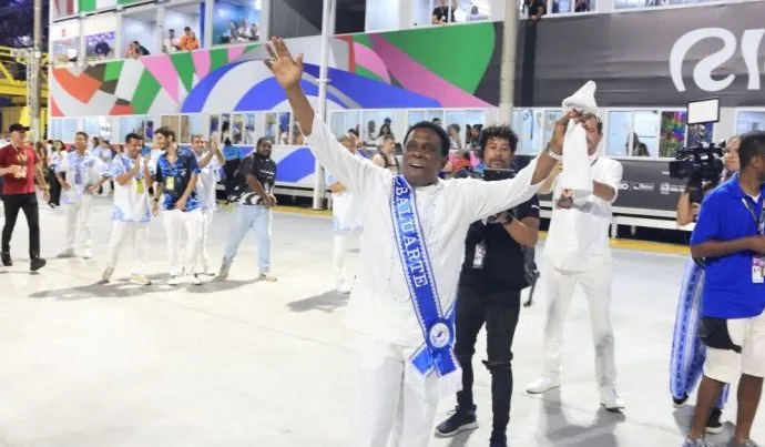 BEIJA-FLOR TRANSFORMA DESFILE EM CELEBRAÇÃO CULTURAL