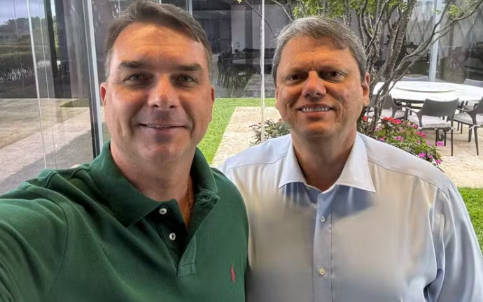 APOIO A TARCÍSIO: FLÁVIO BOLSONARO REFORÇA ALINHAMENTO