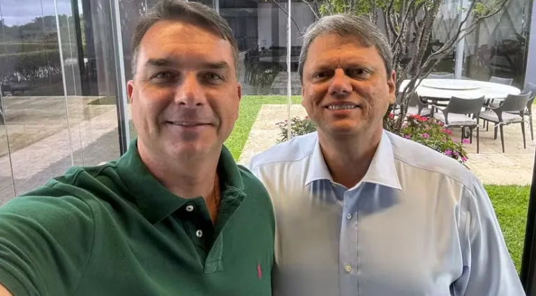 APOIO A TARCÍSIO: FLÁVIO BOLSONARO REFORÇA ALINHAMENTO APOIO A TARCÍSIO: FLÁVIO BOLSONARO REFORÇA ALINHAMENTO