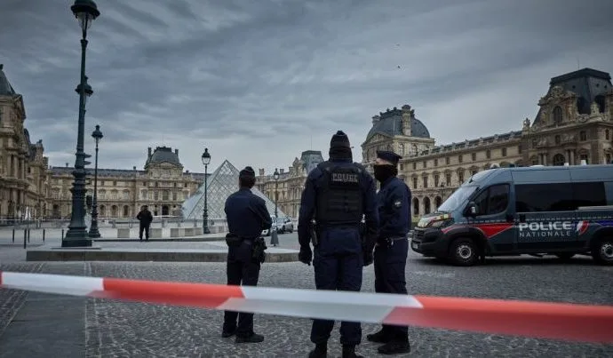 FRAUDE DE INGRESSOS NO LOUVRE: O QUE VOCÊ PRECISA SABER