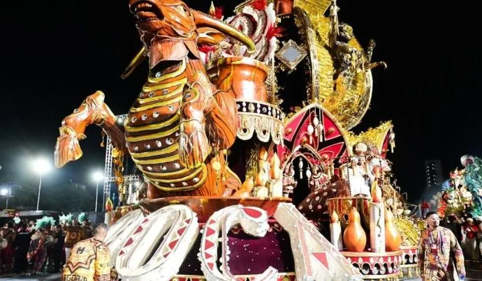 CARNAVAL 2026: VEJA FOTOS DO 1º DIA DE DESFILE