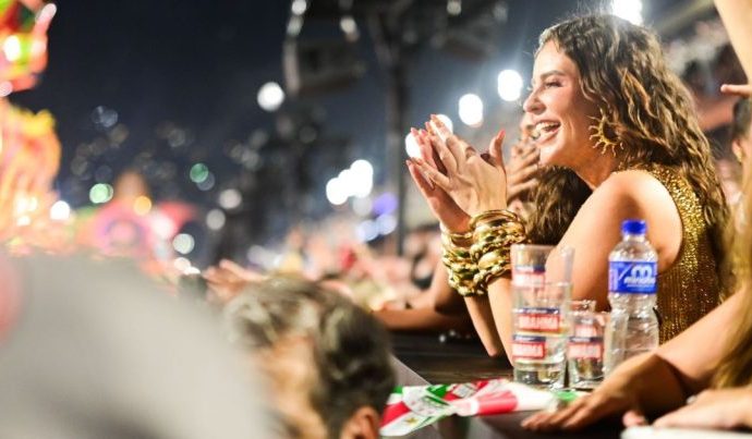 GRANDE RIO: PAOLLA OLIVEIRA CELEBRA DESFILE NA SAPUCAÍ