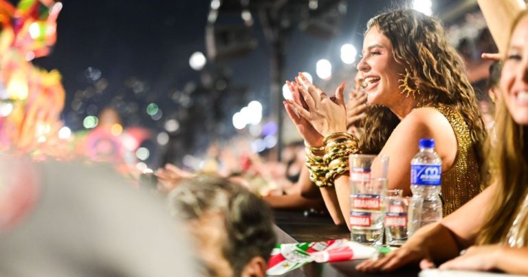 GRANDE RIO: PAOLLA OLIVEIRA CELEBRA DESFILE NA SAPUCAÍ