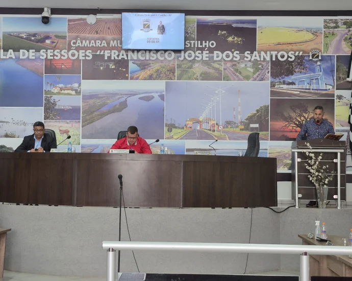 PRESIDENTE JOÃO PAULO ARAÚJO CONDUZ 4ª SESSÃO ORDINÁRIA COM PROJETOS APROVADOS