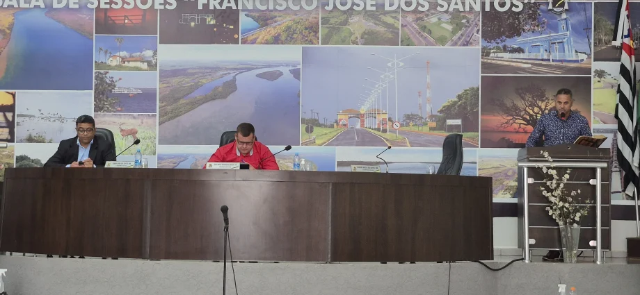 PRESIDENTE JOÃO PAULO ARAÚJO CONDUZ 4ª SESSÃO ORDINÁRIA COM PROJETOS APROVADOS