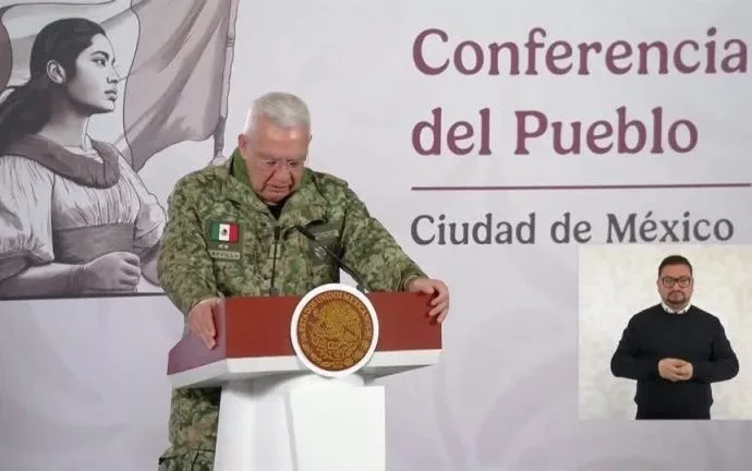Ministro da Defesa do México Presta Homenagem a Agentes Mortos em Operação Contra Cartéis