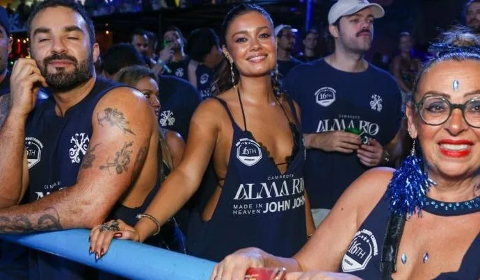 CARNAVAL NO RIO: FAMOSOS CURTEM DESFILES NA SAPUCAÍ CARNAVAL NO RIO: FAMOSOS CURTEM DESFILES NA SAPUCAÍ