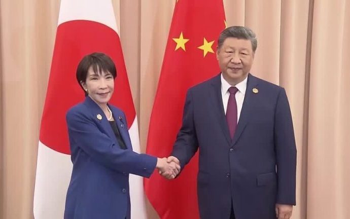Sanae Takaichi Anuncia Nova Estratégia de Defesa do Japão em Resposta à Coerção da China