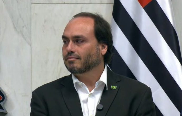 Tensão na Base Bolsonarista: Ataques Públicos dos Irmãos Carlos e Eduardo Bolsonaro