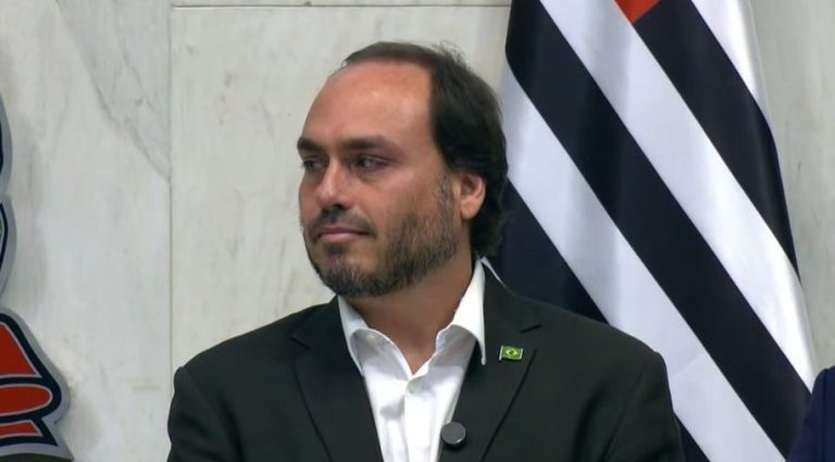 Tensão na Base Bolsonarista: Ataques Públicos dos Irmãos Carlos e Eduardo Bolsonaro Tensão na Base Bolsonarista: Ataques Públicos dos Irmãos Carlos e Eduardo Bolsonaro