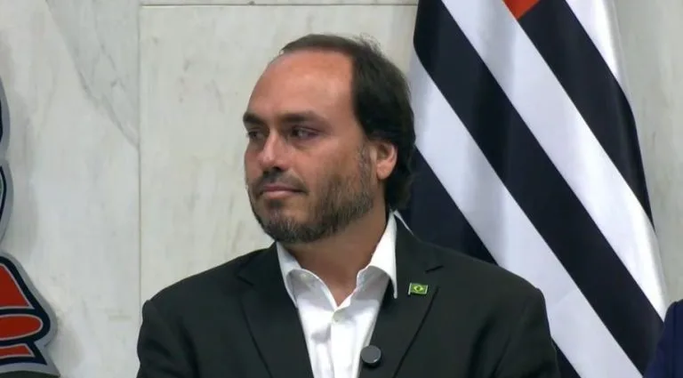 Tensão na Base Bolsonarista: Ataques Públicos dos Irmãos Carlos e Eduardo Bolsonaro