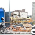 ACIDENTE FATAL: CRIANÇA MORRE APÓS MURO DESMORONAR