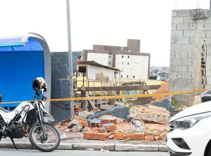 ACIDENTE FATAL: CRIANÇA MORRE APÓS MURO DESMORONAR
