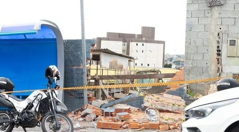 ACIDENTE FATAL: CRIANÇA MORRE APÓS MURO DESMORONAR ACIDENTE FATAL: CRIANÇA MORRE APÓS MURO DESMORONAR