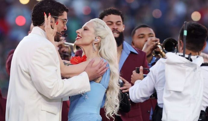 BAD BUNNY NO SUPER BOWL: SHOW IMPACTANTE COM ARTISTAS FAMOSOS