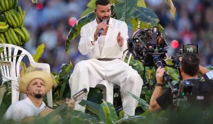 RICKY MARTIN BRILHA NO SUPER BOWL LX COM BAD BUNNY
