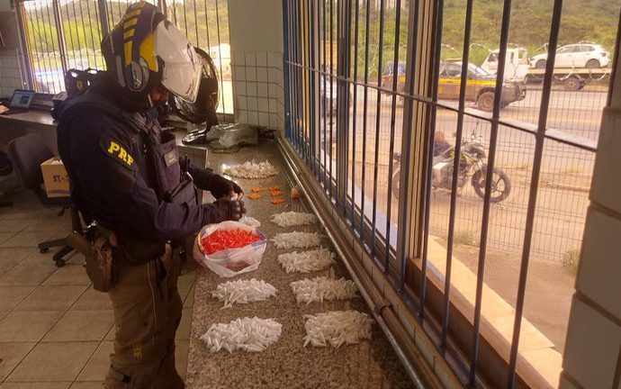 APREENSÃO DE DROGAS: PRF DETÉM MOTOCICLISTA APREENSÃO DE DROGAS: PRF DETÉM MOTOCICLISTA