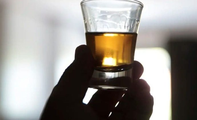 CACHAÇA ENVENENADA: HOMEM TENTA MATAR VIZINHO