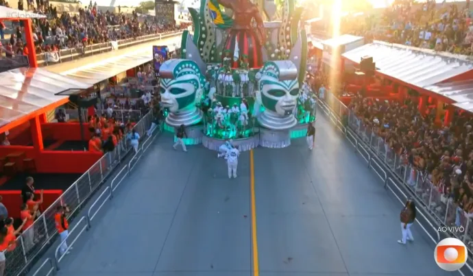 CAMISA VERDE E BRANCO: INCIDÊNCIA NO DESFILE