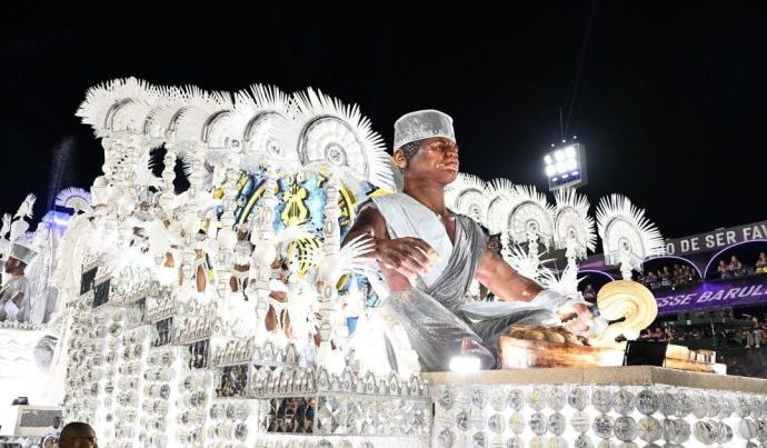 PARAÍSO DE TUIUTI: DESFILE IMPACTANTE NA SAPICAÍ PARAÍSO DE TUIUTI: DESFILE IMPACTANTE NA SAPICAÍ