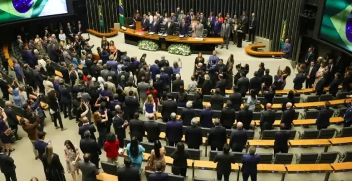 CONGRESSO NACIONAL RETOMA TRABALHOS EM CLIMA POLARIZADO