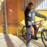 Jovem Peruano Recebe Bicicleta em Iniciativa de Solidariedade