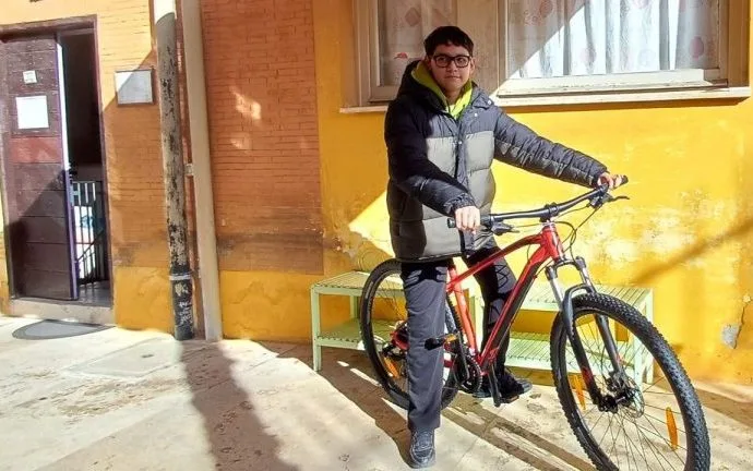 Jovem Peruano Recebe Bicicleta em Iniciativa de Solidariedade