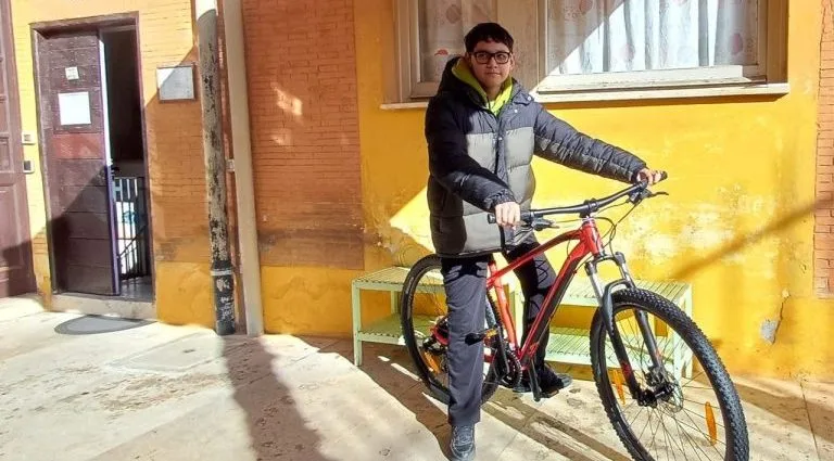 Jovem Peruano Recebe Bicicleta em Iniciativa de Solidariedade