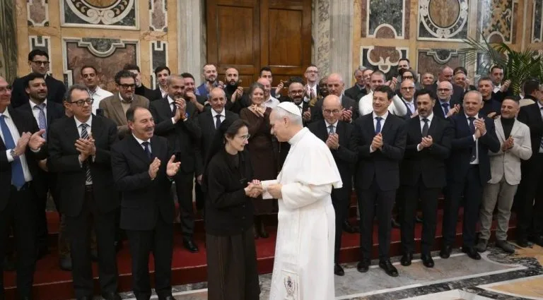 RECEBER A BÊNÇÃO DO PAPA: UM ATO DE DEVOTAÇÃO