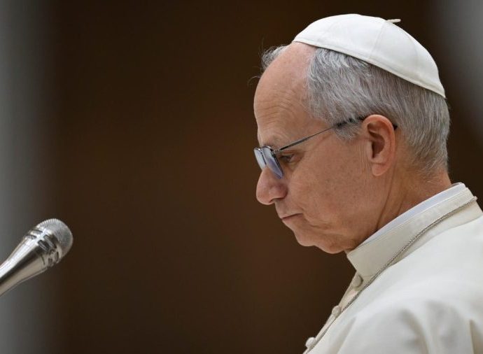 VÍTIMA IRLANDESA DE ABUSOS RELATA ENCONTRO COM O PAPA