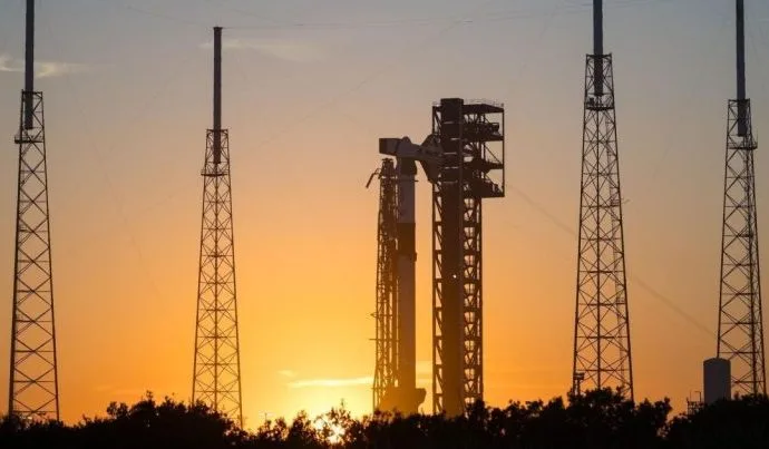 FOGUETE DA SPACEX LEVA ASTRONAUTAS À ISS COM SUCESSO FOGUETE DA SPACEX LEVA ASTRONAUTAS À ISS COM SUCESSO
