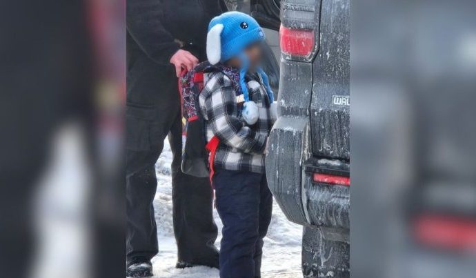 LIBERAÇÃO DE MENINO DETIDO PELO ICE: VEJA O MOMENTO