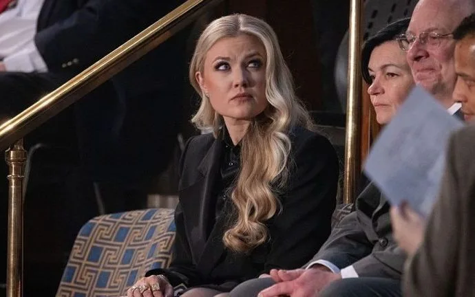 Erika Kirk, Viúva de Influenciador Trumpista, Marca Presença no Discurso do Estado da União