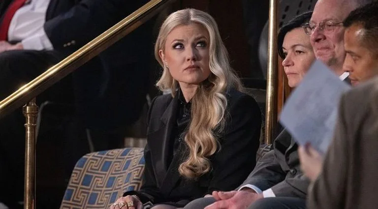 Erika Kirk, Viúva de Influenciador Trumpista, Marca Presença no Discurso do Estado da União