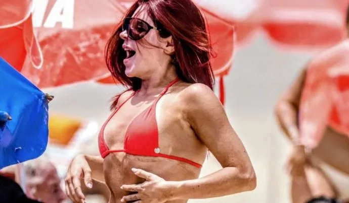 Gkay se Prepara para o Desfile das Campeãs com Bronzeado Renovado