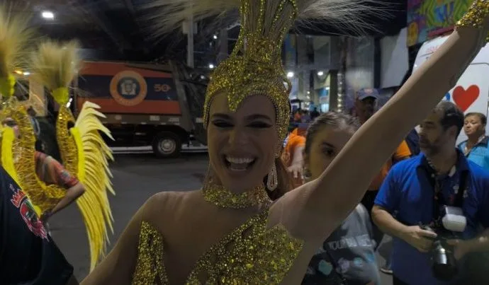 MARIANA GOLDFARB CELEBRA CARNAVAL COM A GRANDE RIO