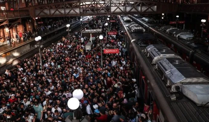 LINHAS DE ÔNIBUS E METRÔ NO PRÉ-CARNAVAL EM SÃO PAULO