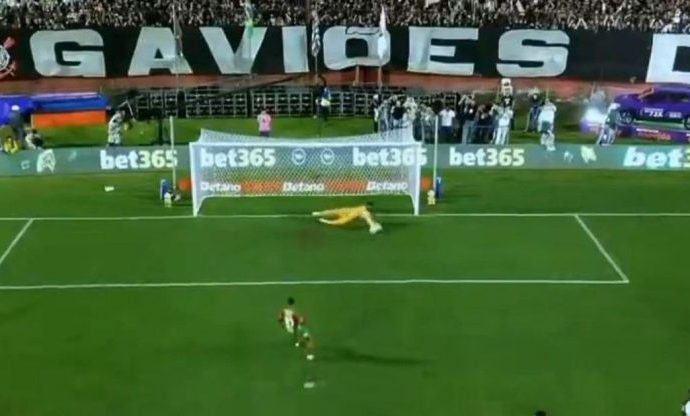 Hugo Souza: De Vilão a Herói em Confronto Decisivo entre Portuguesa e Corinthians