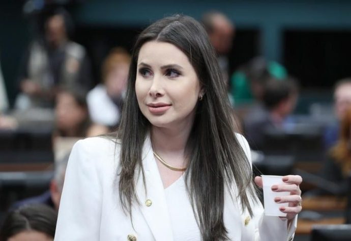 DEPUTADA CAROL DE TONI DEIXA O PL E BUSCA NOVA CHAPA DEPUTADA CAROL DE TONI DEIXA O PL E BUSCA NOVA CHAPA