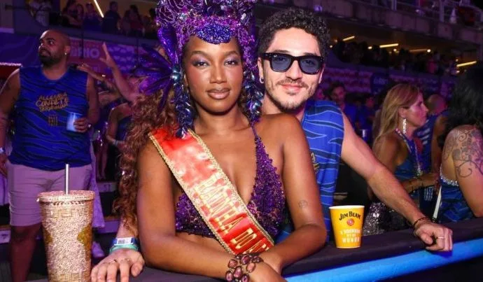 IZA ASSUME NAMORO COM JOÃO VITOR SILVA E CELEBRA