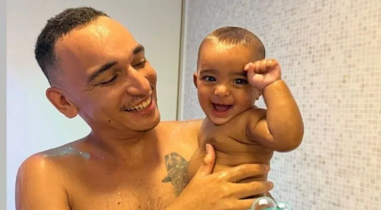João Gomes Celebra Primeiro Banho de Chuveiro do Filho Caçula